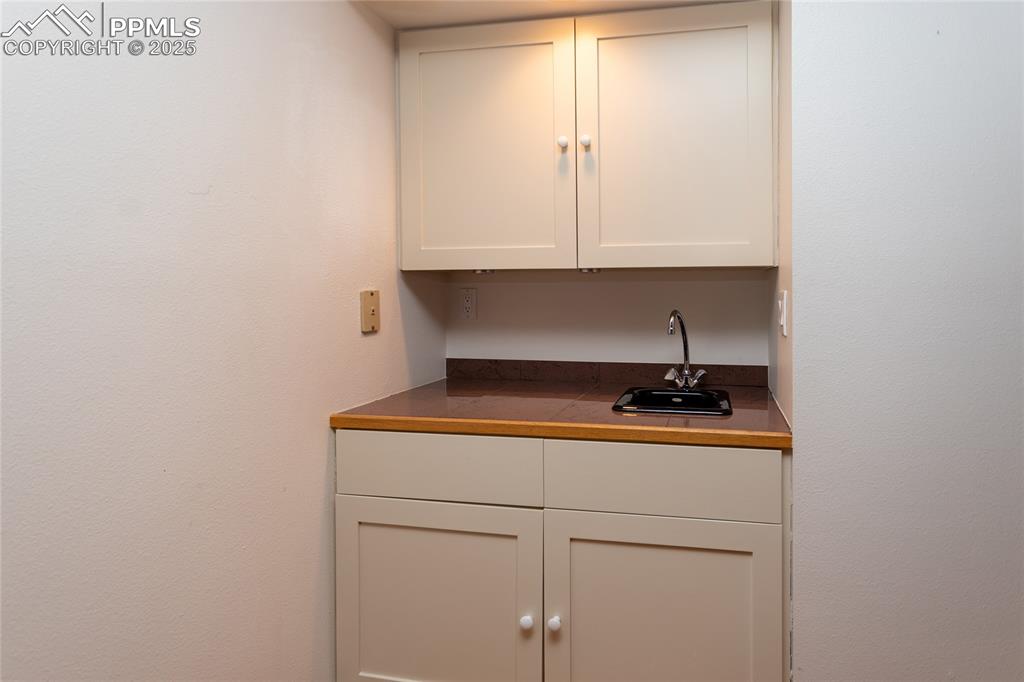 Basement wet bar