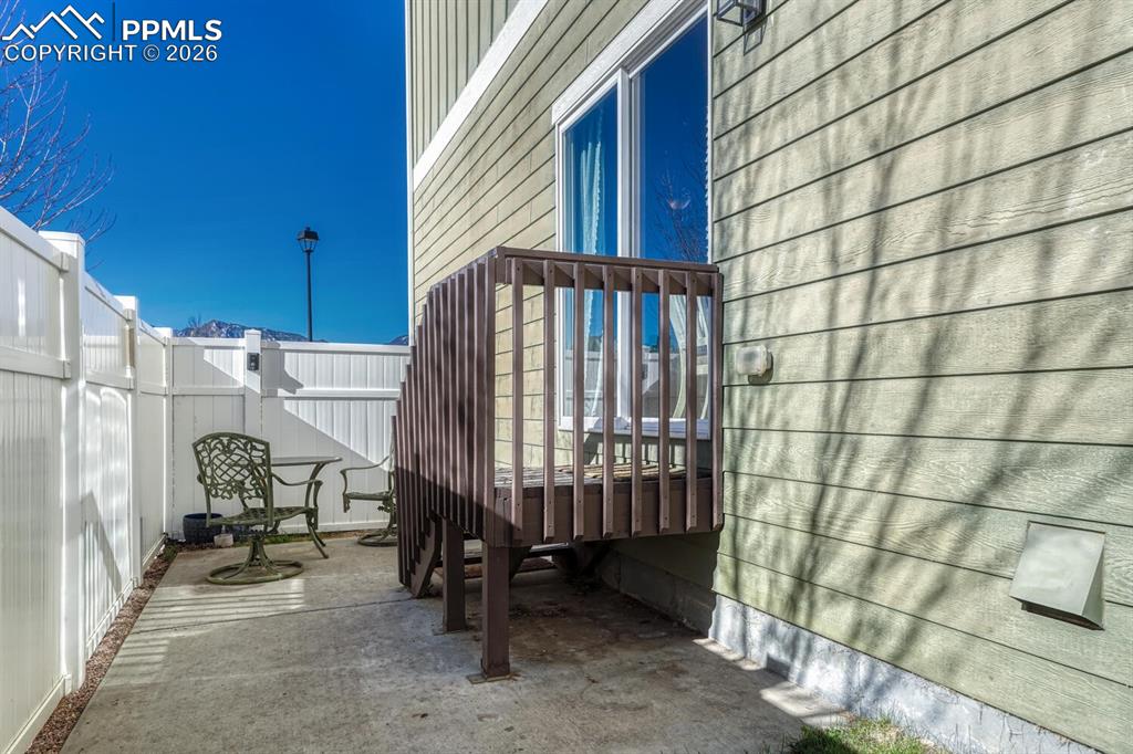 Fully fenced side yard