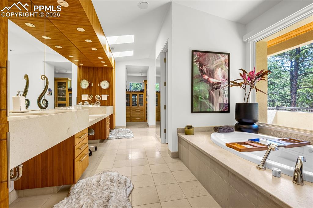 Luxurious 5-piece bath