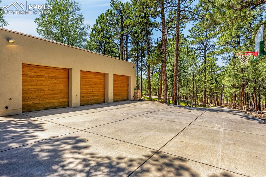 Oversized 3-car garage