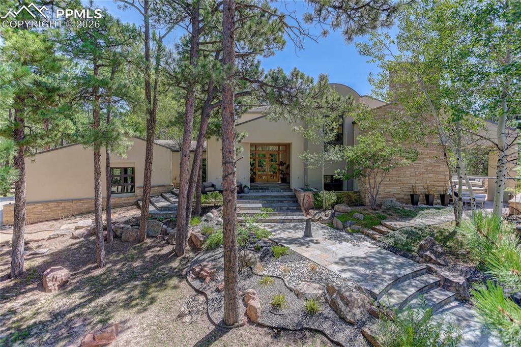 Restful retreat with circular drive