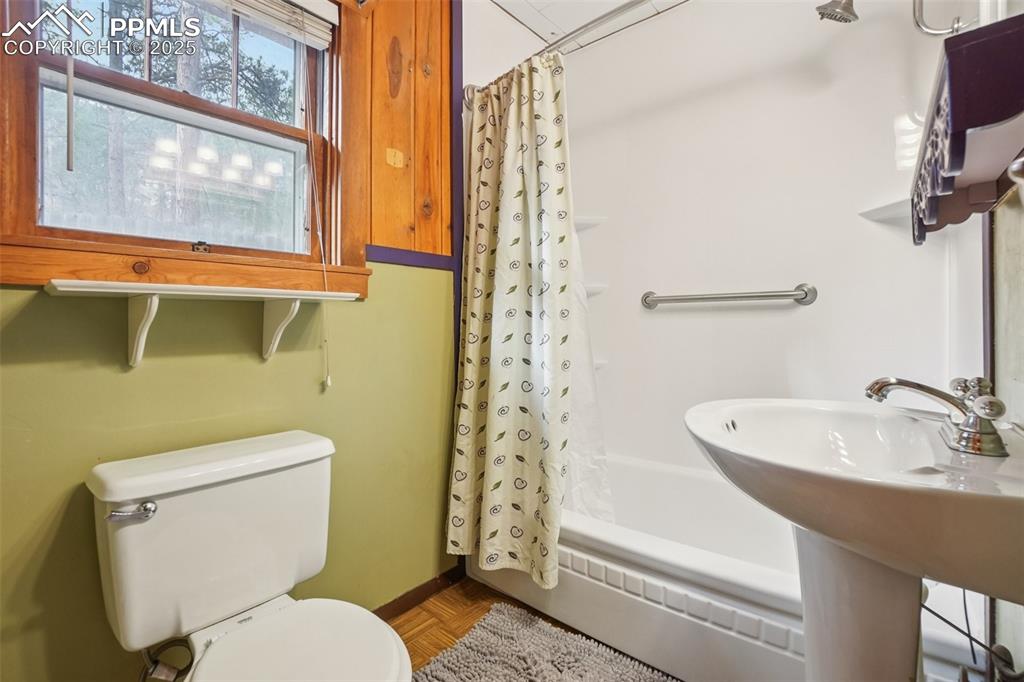Full bathroom near primary bedroom