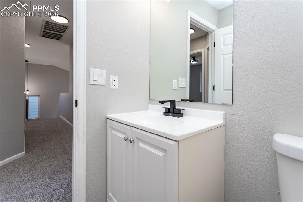 Beautiful, bright and fresh full bath!