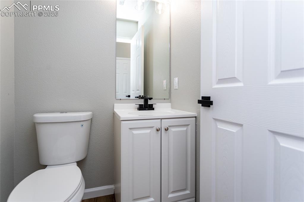 Powder bath is just off the entry.