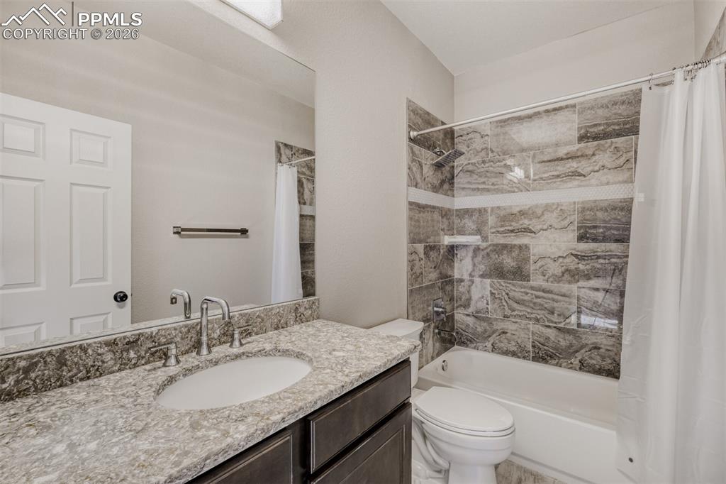 Full bath secondary bathroom