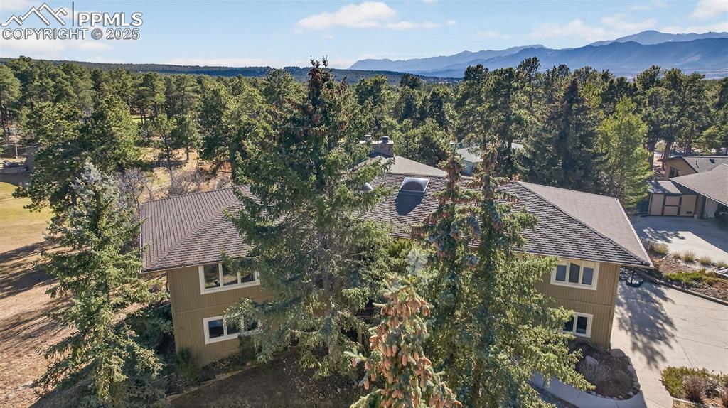 Quiet cul-de-sac living and views!