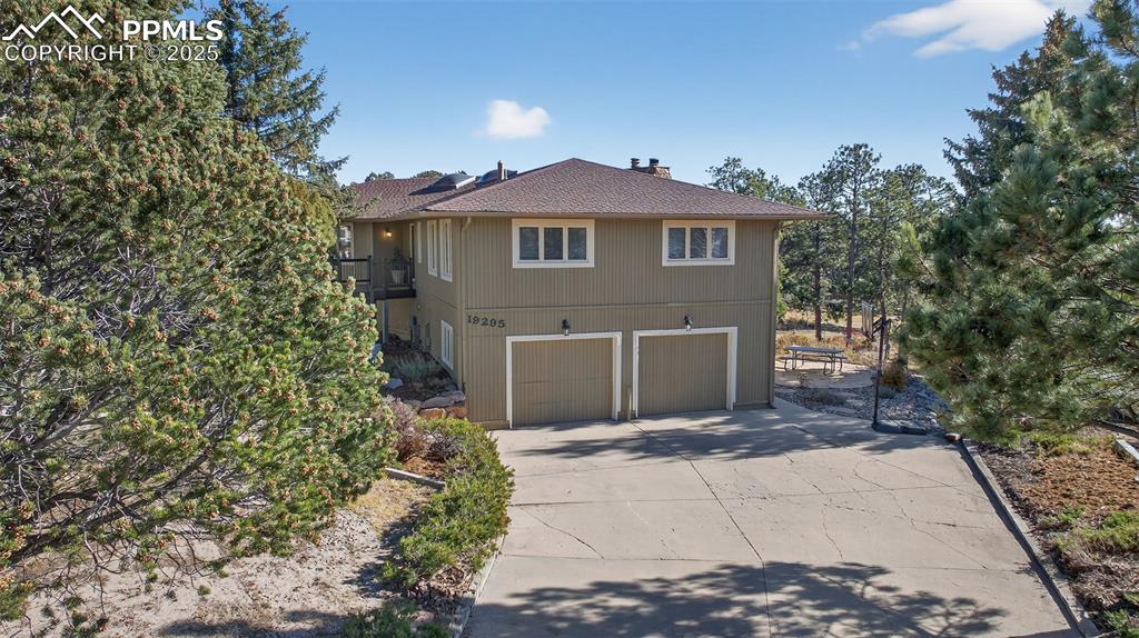 Oversized garage and space for lots of entertaining!
