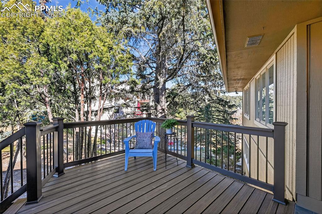 Large shaded entry deck!