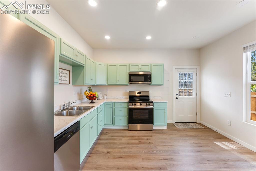 The kitchen and ding area offer walk-out access to the back yard