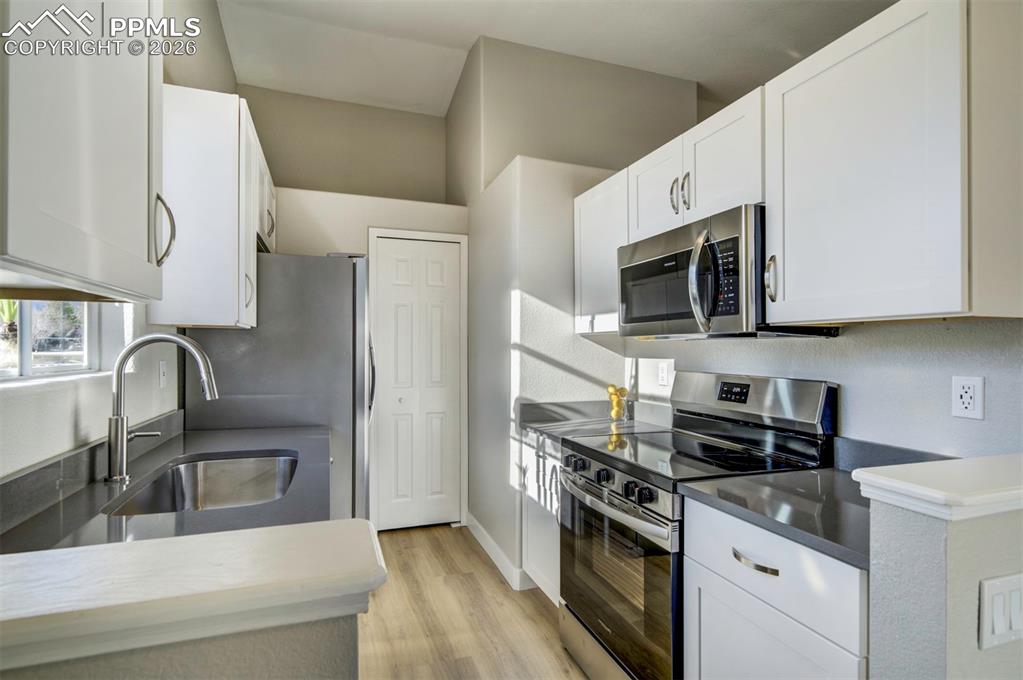 Brand new oven range & microwave!