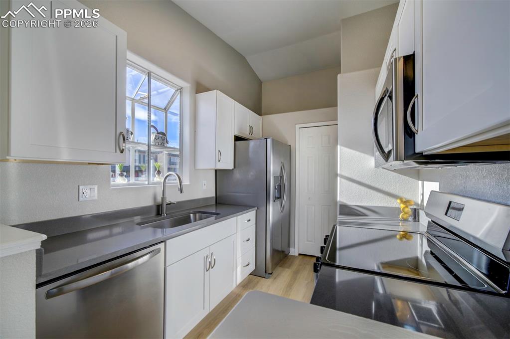 Brand new kitchen w/ a super cute plant window box!