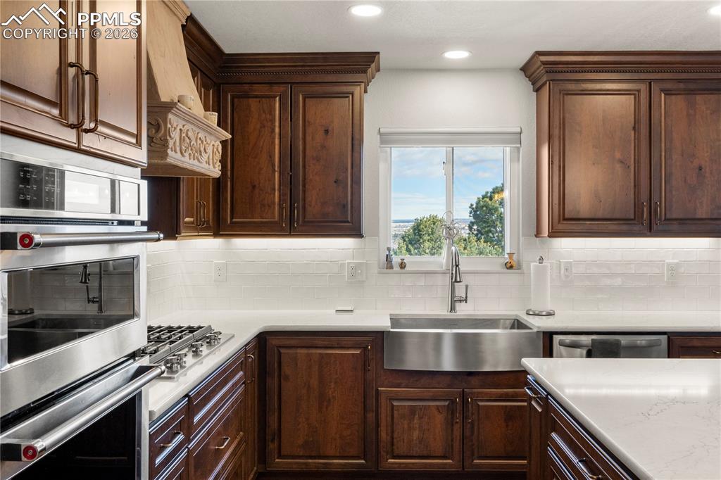 870 Point Of The Pines Drive