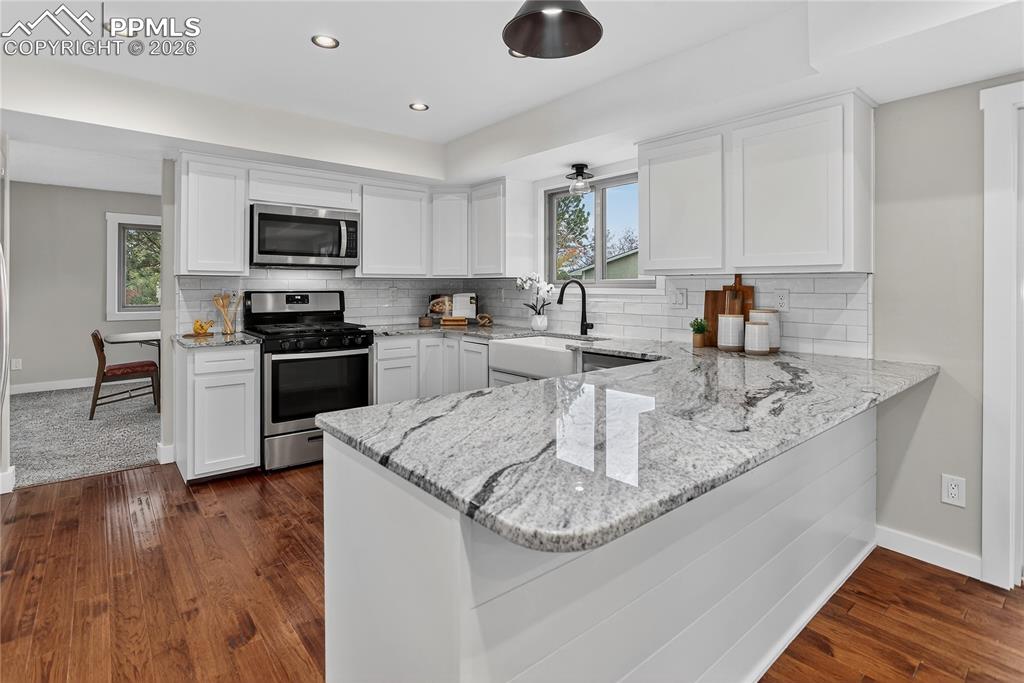 Kitchen with breakfast bar