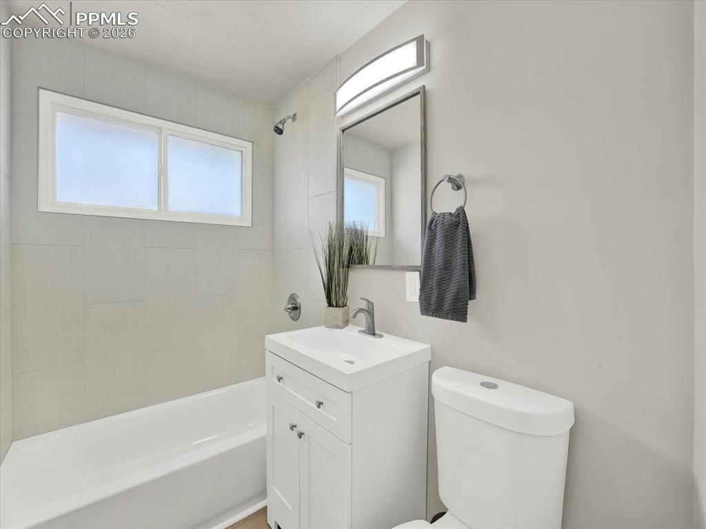 Main level full bath, custom tile surround!