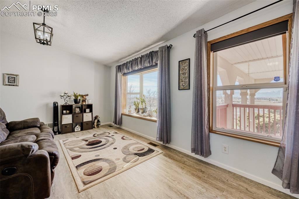 Breaktaking Mountain Views from the Bay Window