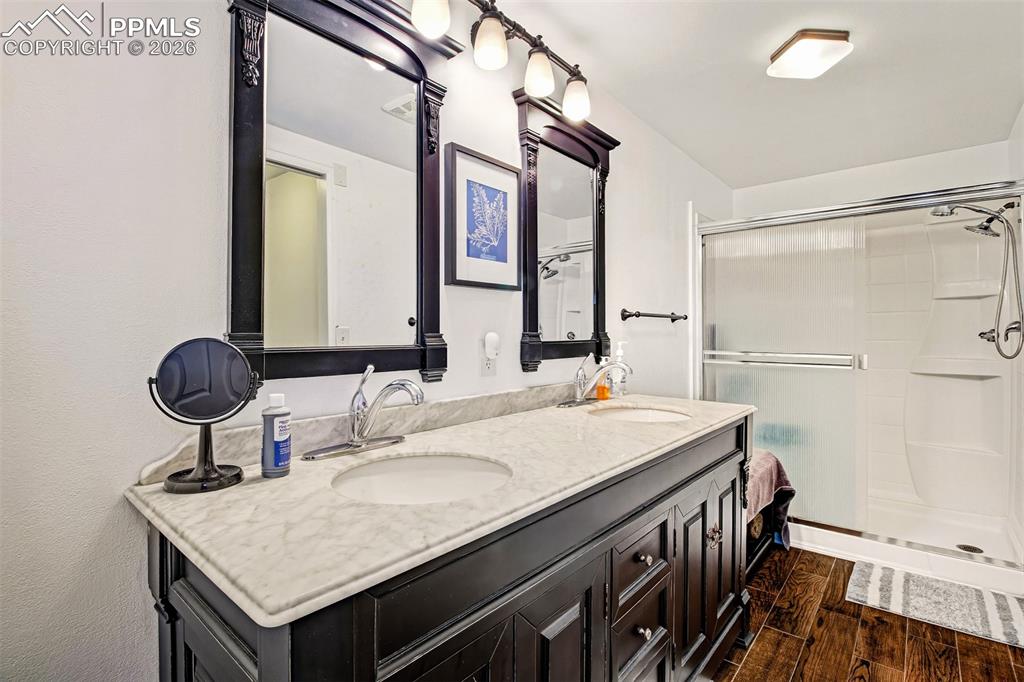 En suite primary bathroom