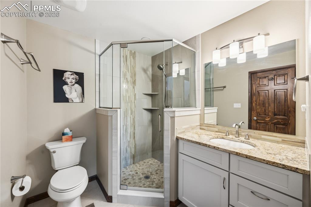 granite countertops, oversize shower with custom tile work