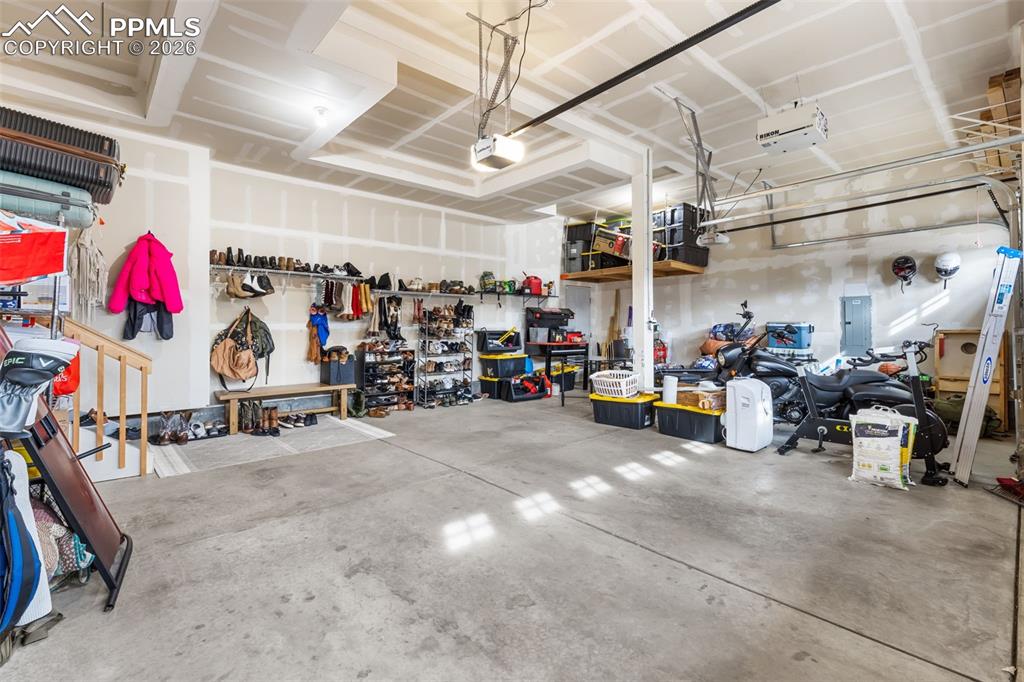 Oversized 3-car garage