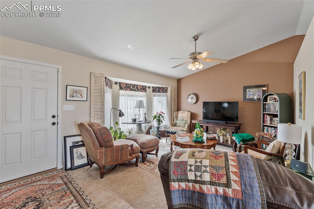 429 W Strawberry Drive photo 2