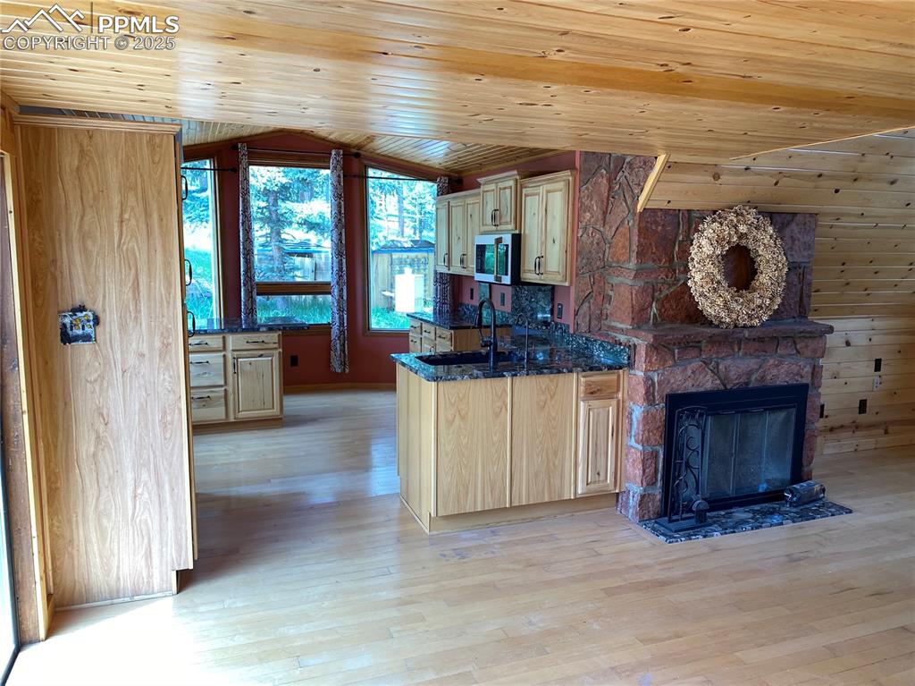The Kitchen features a dine in breakfast nook