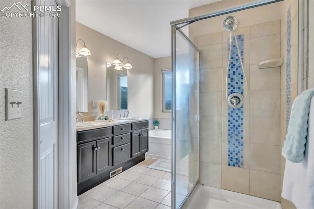 Double Vanity and Soaking Tub!