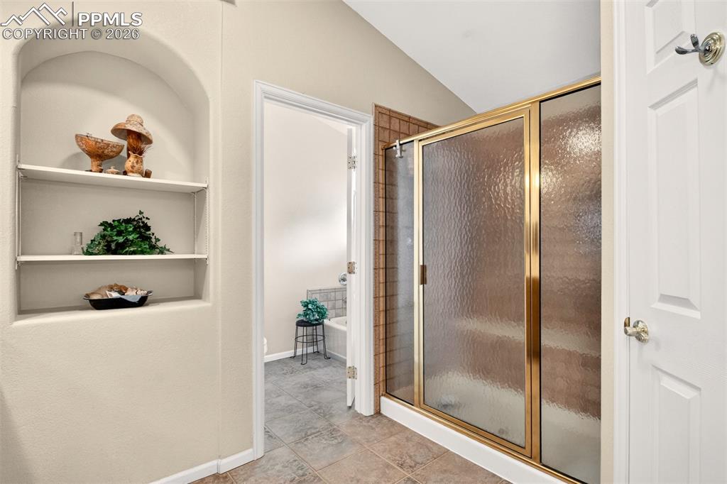 Master Bath (2nd Master Suite, Dual Closets)