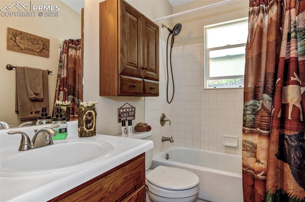 Full bath with shower / bath combo and vanity