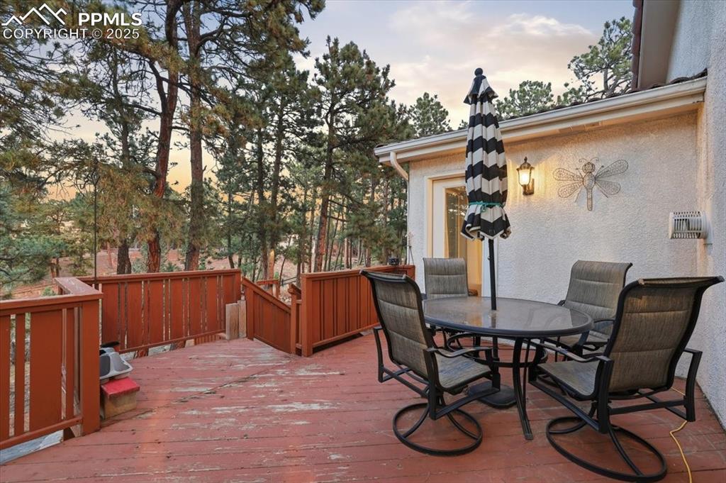 Walk-out back deck from kitchen/master bedroom