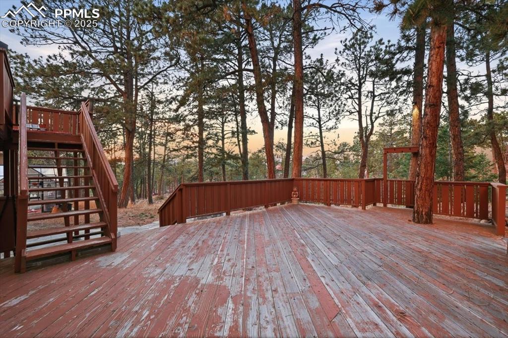 Walk-out back deck from kitchen/master bedroom
