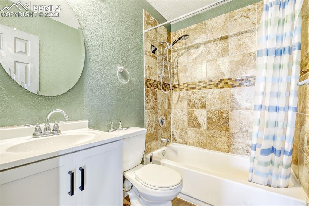 Upper Level-Full bathroom in hallway