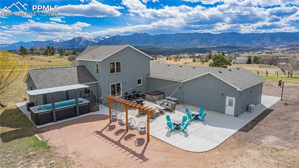 545 Struthers Loop photo 2