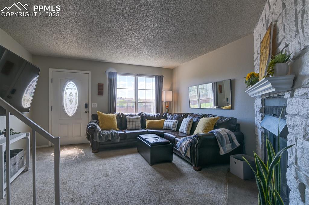 Opposite view of the entry and livingroom.