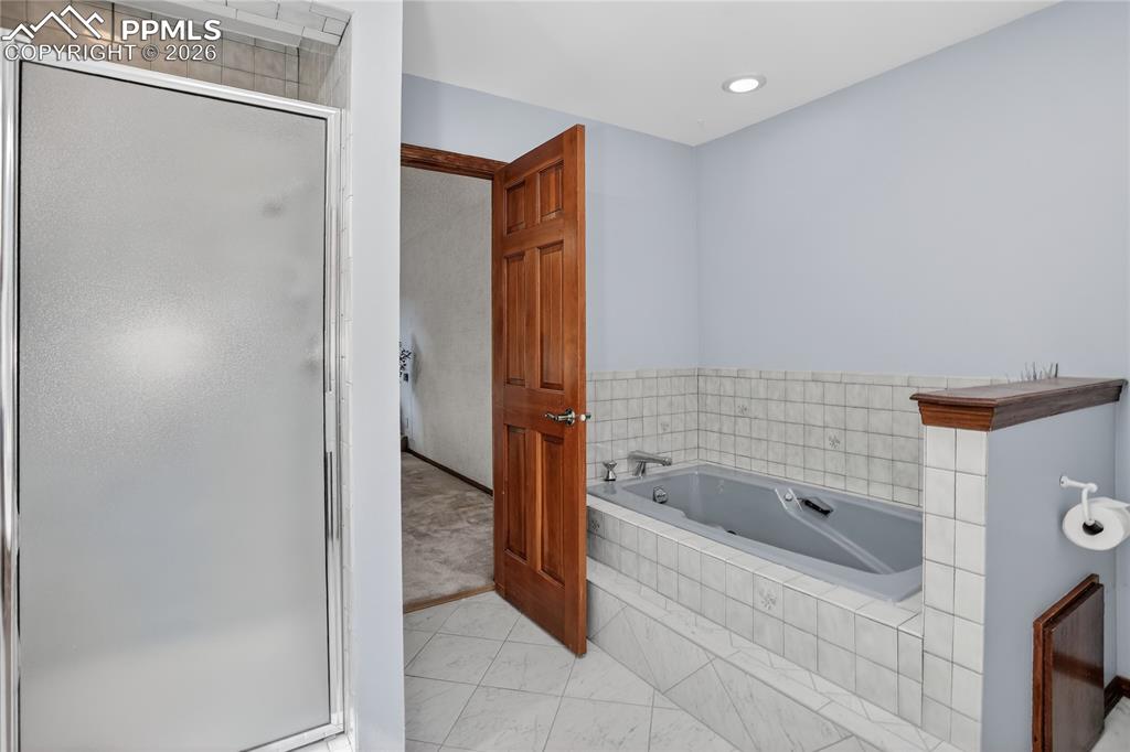 Walk-in shower & soaking tub