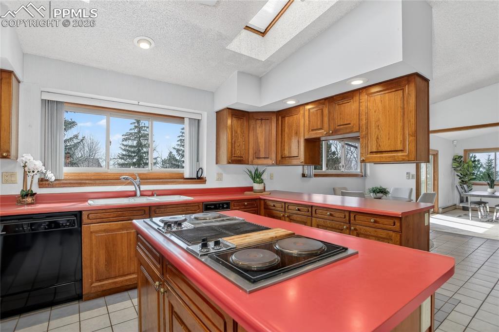 Kitchen w/ barstool seating at peninsula