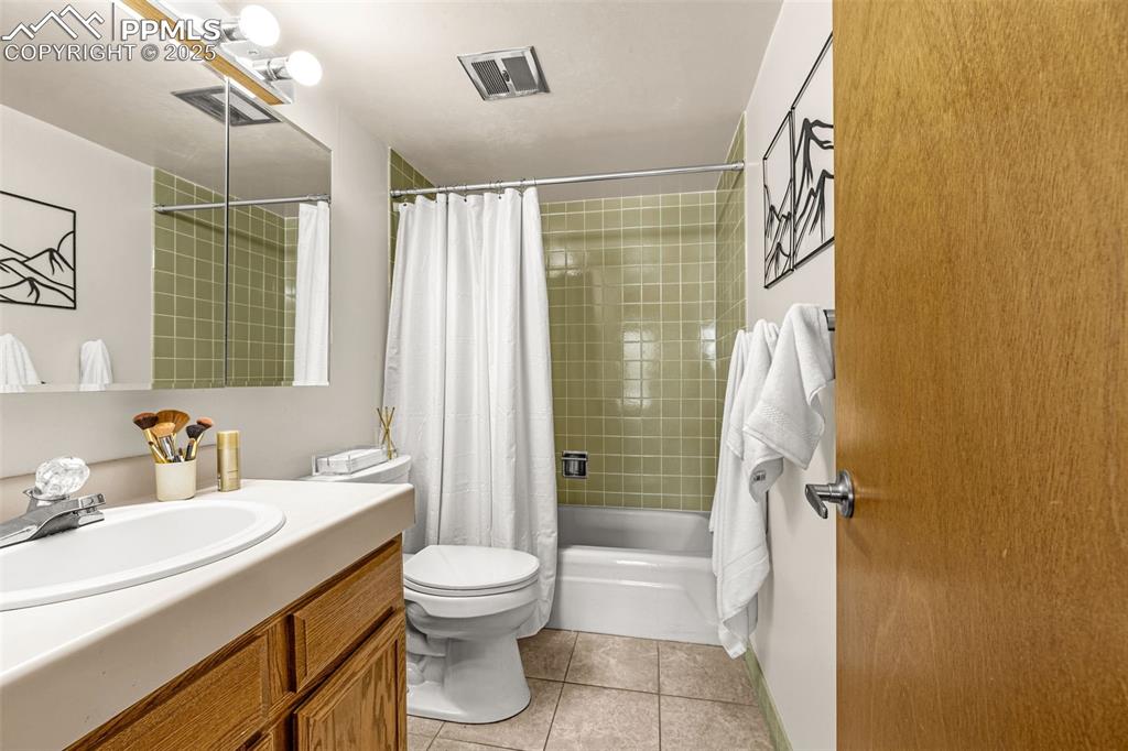 Tub/shower combo with tile accent