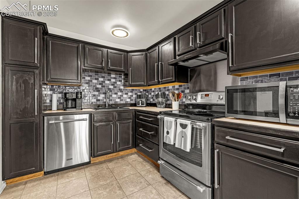 Plenty of storage space and a joy to cook in!