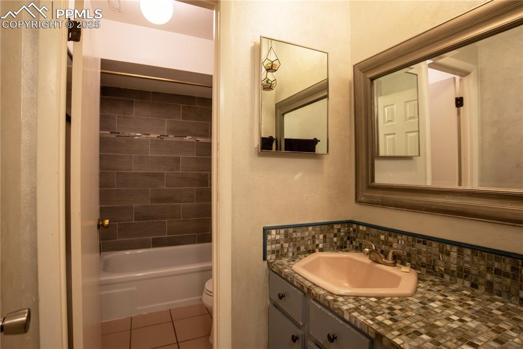 Full bath w/tub and shower 