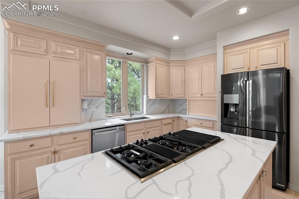 Kitchen with quartz countertop, pantry, gas cooktop and docking drawer (charging station).