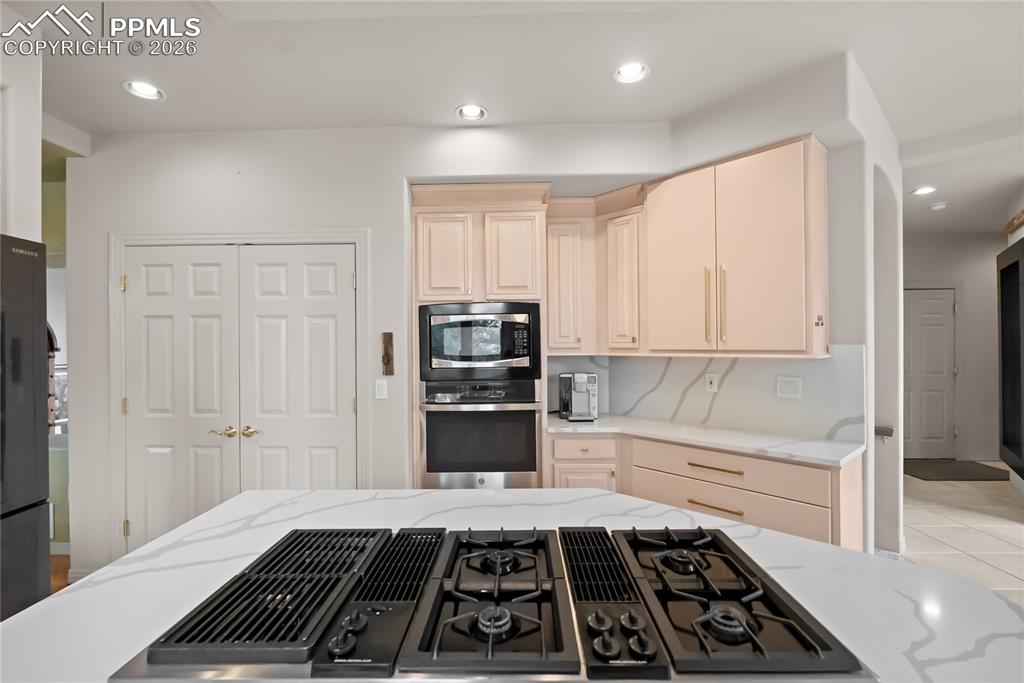 Kitchen with quartz countertop, pantry, gas cooktop and docking drawer (charging station).