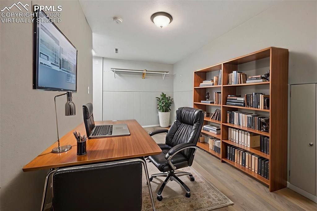 BONUS ROOM
(virtually staged)