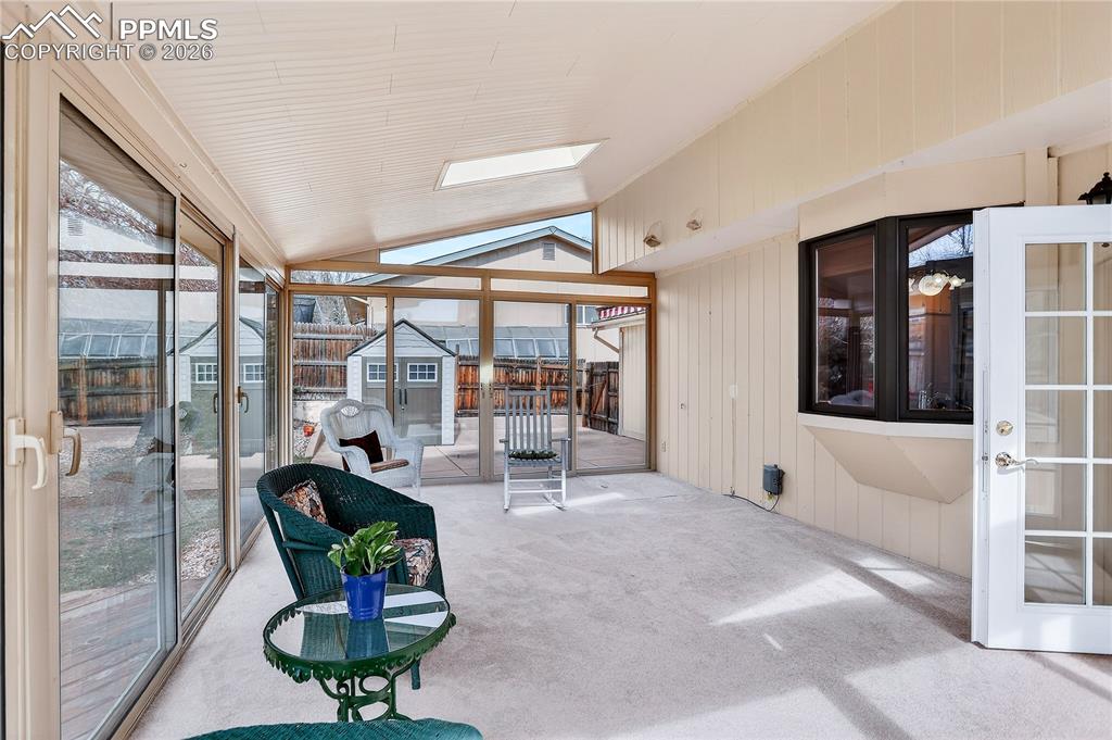 High quality sliding doors on all three sides!