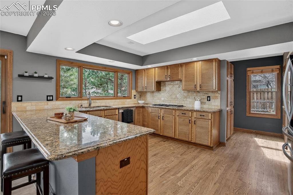 Kitchen peninsula w/ barstool seating