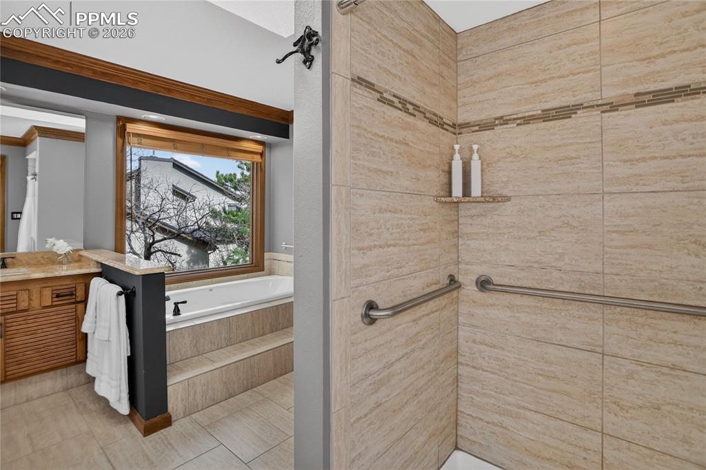 Primary soaking tub & tiled shower