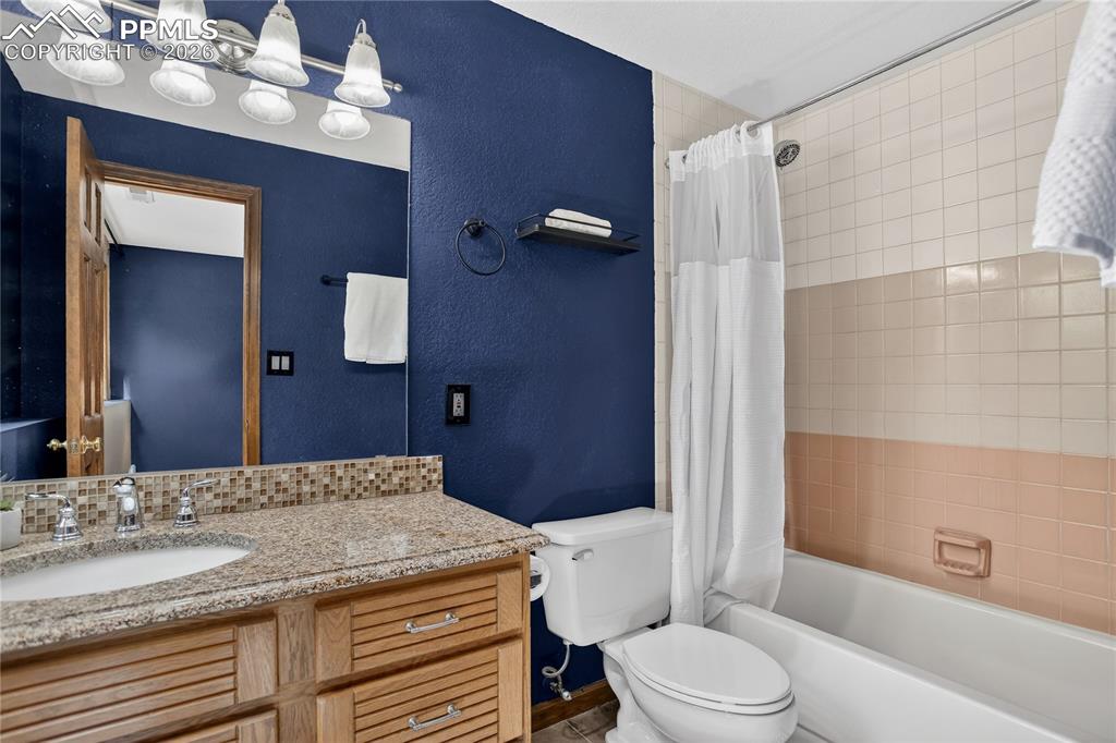 Secondary suite private bath