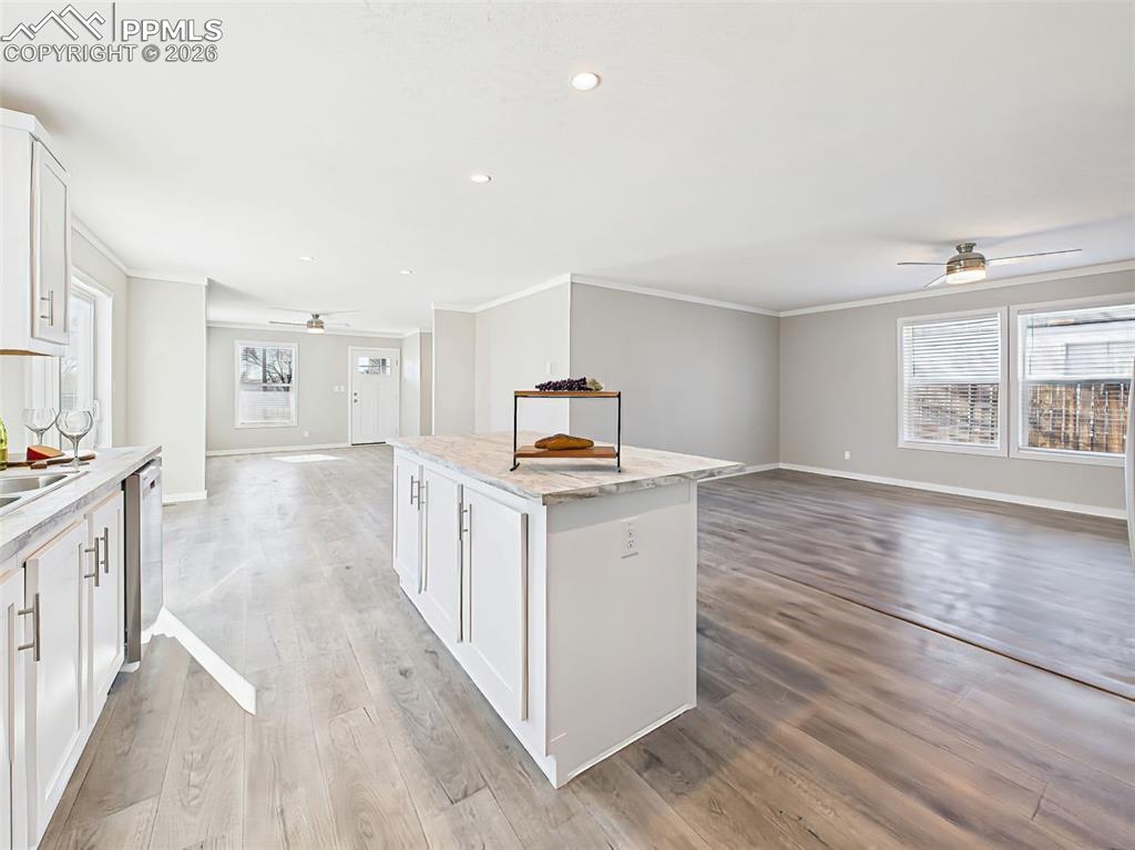 Open Kitchen Layout – This spacious kitchen opens to the dining and living areas, creating a seamless flow ideal for everyday living or entertaining guests.