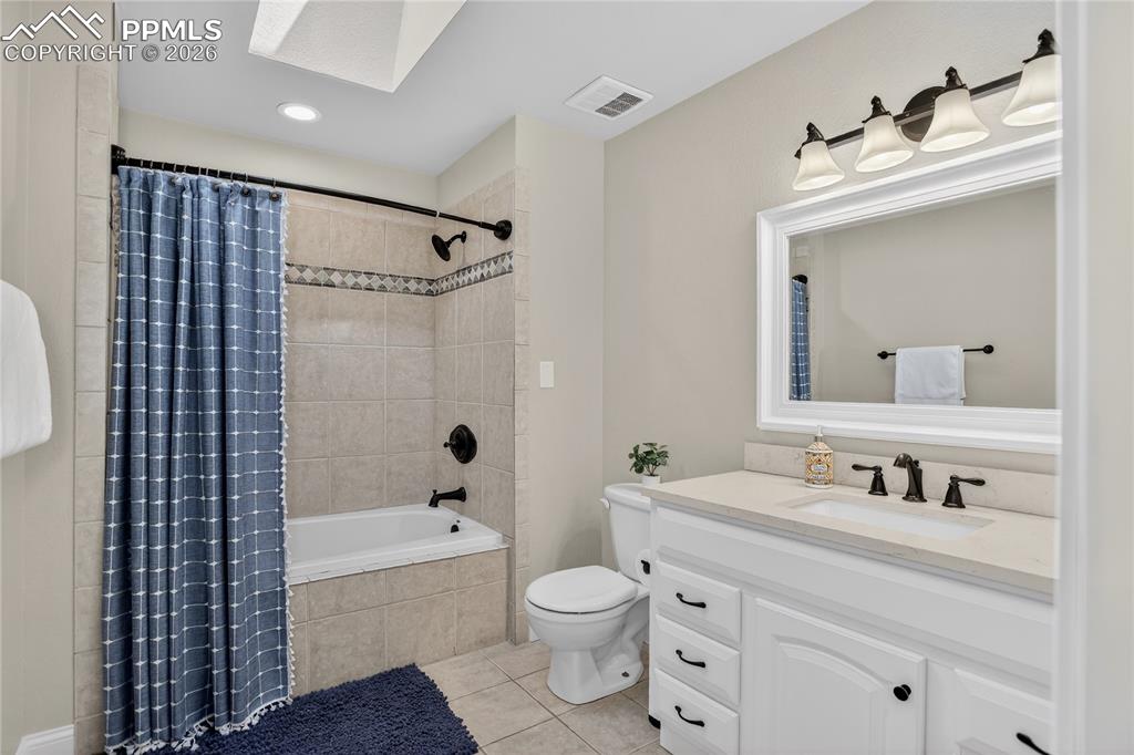 Full guest bath - upper level