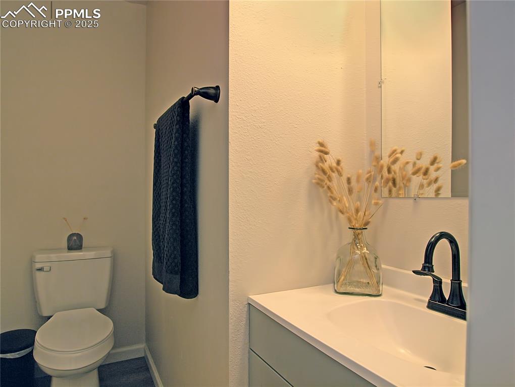 Main level 1/2 bathroom