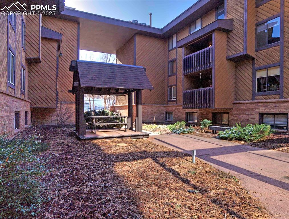 Courtyard has picnic table area