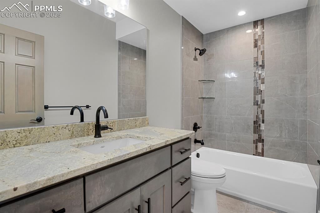 Full bathroom between bedroom #4 and #5