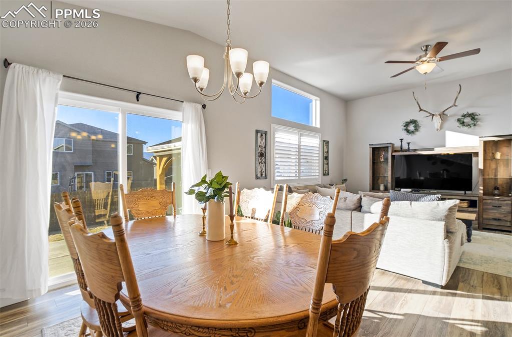 Dining area just off the kitchen & living room. 